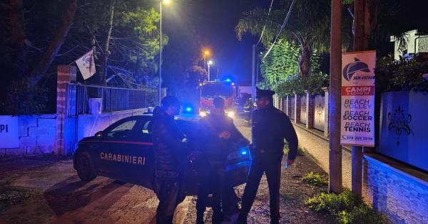 Il corpo di una donna di circa 70 anni è stato rinvenuto in un'auto a Leporano. Si sospetta un omicidio; indagini in corso.