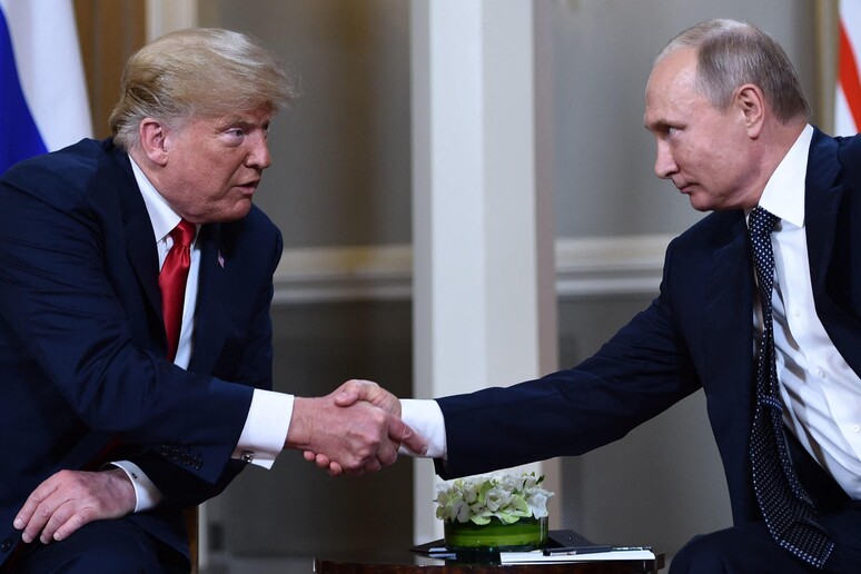 Secondo fonti del Cremlino, il Presidente russo Vladimir Putin sarebbe disposto a discutere un accordo per congelare il conflitto lungo le linee attuali del fronte, mantenendo ferme alcune condizioni.