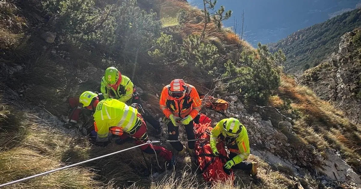 Un giovane precipita per 200 metri durante un'escursione con il padre. I familiari donano gli organi in un gesto di grande generosità.