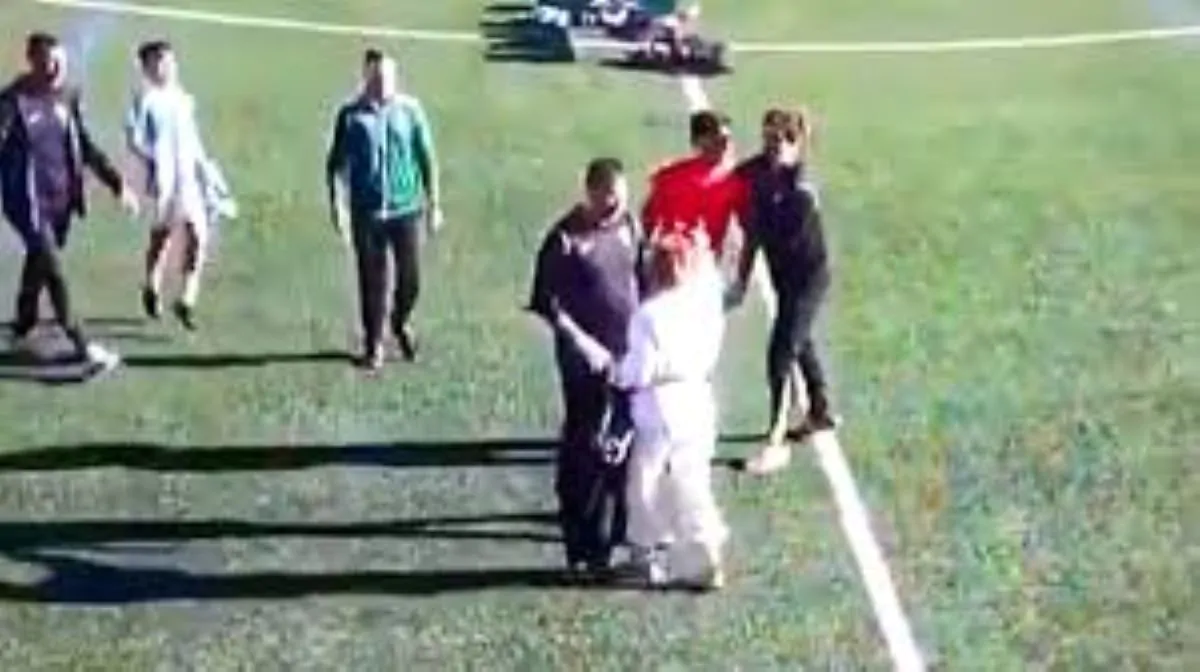 Mamma entra in campo durante una partita e prende a schiaffi l’arbitro, il video diventa virale