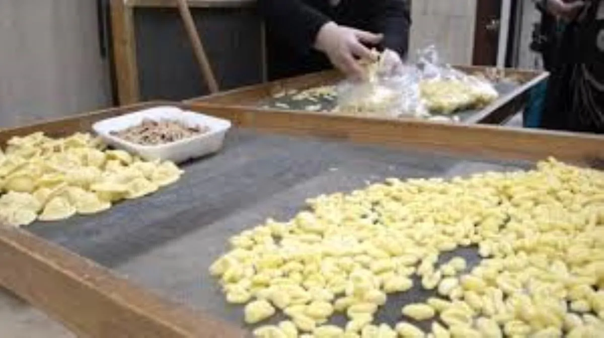 Bari Vecchia, orecchiette contraffatte nei vicoli: sotto indagine anche i “ristoranti casalinghi”