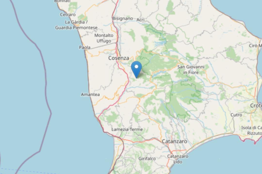 Un terremoto di magnitudo 4.2 ha colpito il Cosentino nella notte, svegliando la popolazione. Nessun danno segnalato, ma cresce l'allerta.