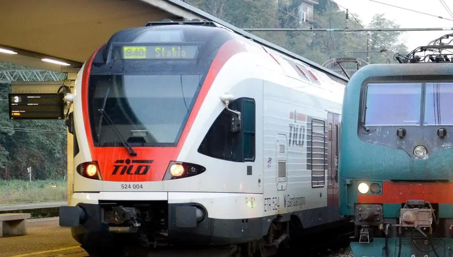 Ragazzini si filmano mentre fanno "surf" sopra il vagone del treno in corsa: schianto terribile contro un ponte, sono gravissimi
