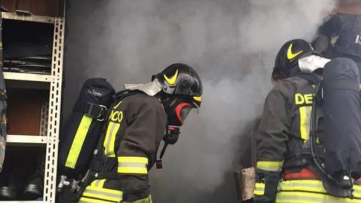 Un edificio è crollato a Bari in una traversa di via della Repubblica; i Vigili del Fuoco sono sul posto per le operazioni di soccorso.​