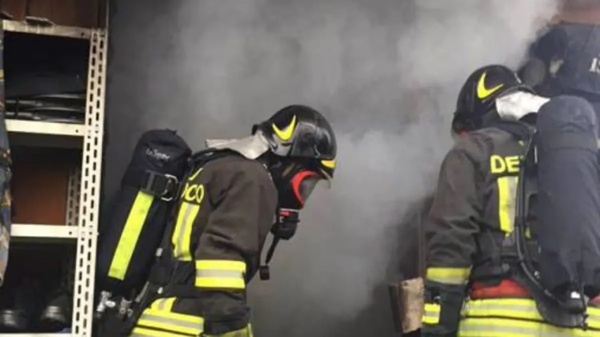 Un edificio è crollato a Bari in una traversa di via della Repubblica; i Vigili del Fuoco sono sul posto per le operazioni di soccorso.​