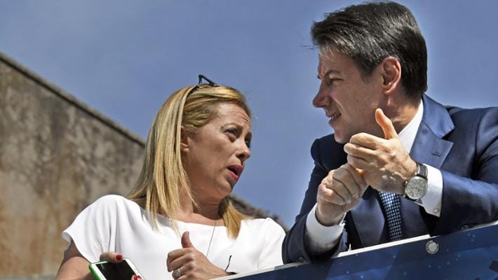 La premier italiana Giorgia Meloni è stata definita la figura politica più potente in Europa dalla testata Politico, scatenando reazioni accese tra le opposizioni.