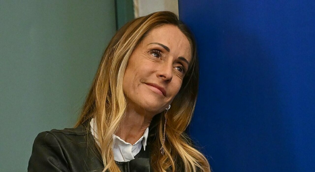 Durante un panel su parità e violenza di genere ad Atreju, Arianna Meloni critica l’uso improprio di contenuti privati trasmessi in televisione.