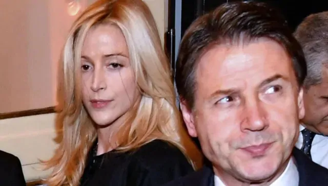 I renziani sollevano interrogativi sui debiti fiscali di Olivia Paladino, compagna di Giuseppe Conte, e invitano l'ex premier a chiarire la vicenda.