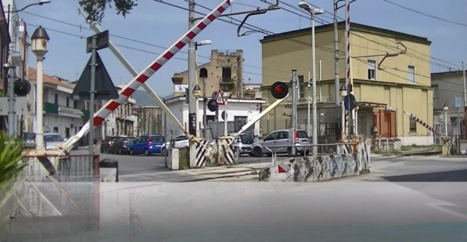 Un incidente mortale ha scosso la comunità di Nola: un bambino di 10 anni ha perso la vita dopo essere stato investito da un’auto vicino a un passaggio a livello.