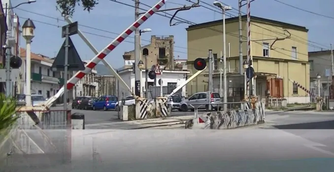 Un incidente mortale ha scosso la comunità di Nola: un bambino di 10 anni ha perso la vita dopo essere stato investito da un’auto vicino a un passaggio a livello.