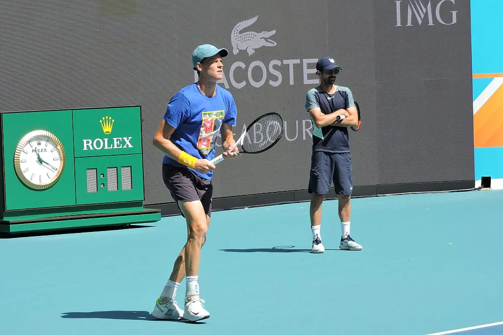 Simone Vagnozzi, guida tecnica di Jannik Sinner, riflette sulla stagione da record del tennista italiano e affronta le sfide ancora aperte.