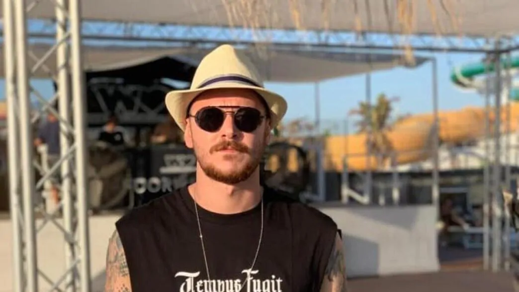 Luca Ferdinandi, conosciuto nel mondo della musica techno come Dj Xorx, è morto in un incidente stradale sulla via Tiburtina. Aveva 32 anni.