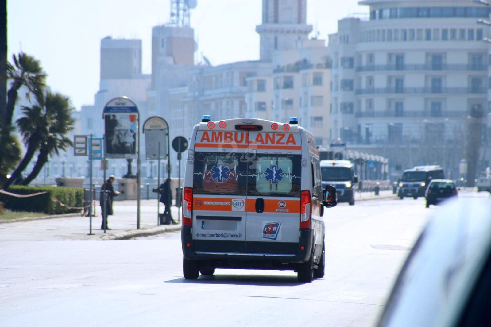 Bari, incidente sul lungomare nei pressi della Basilica San Nicola, scontro auto-moto, ferito centauro