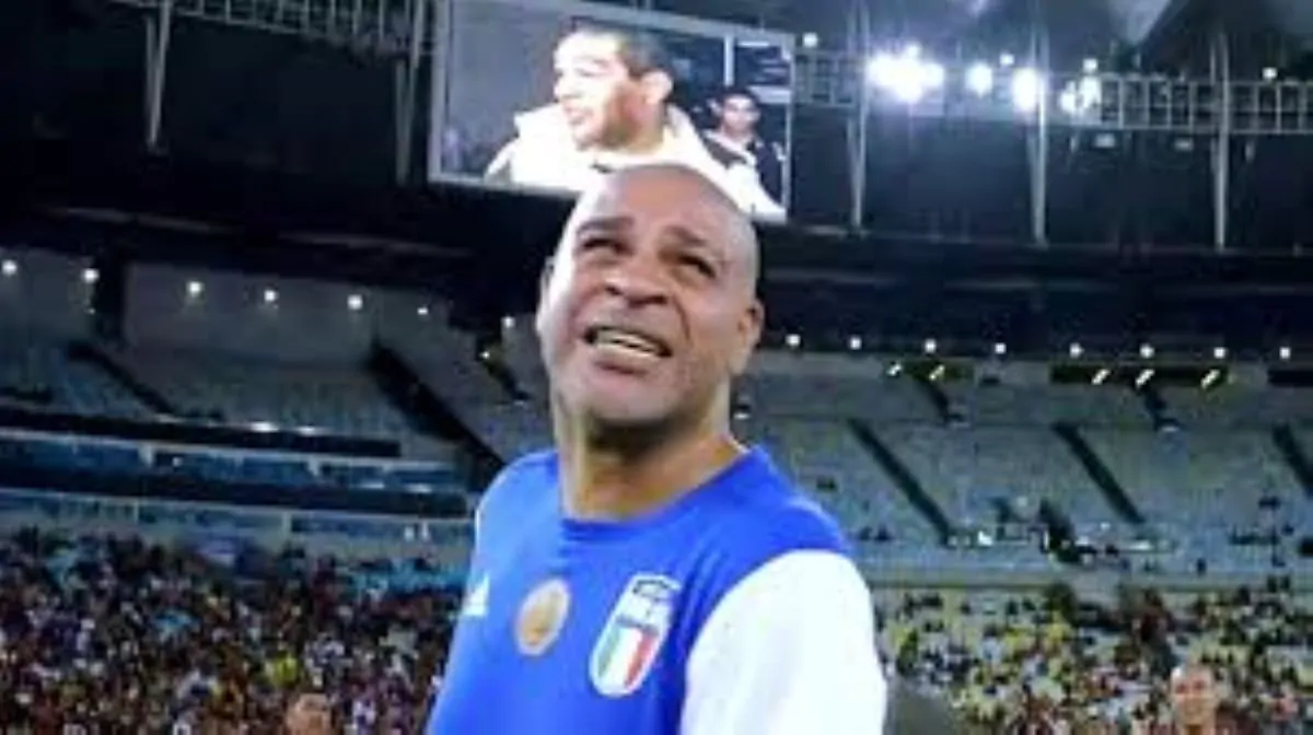 Partita d’addio al Maracanã, Adriano in lacrime per videomessaggio creato con l’intelligenza artificiale del padre morto
