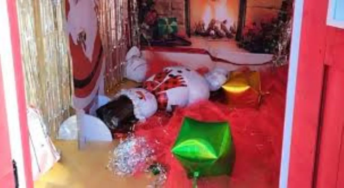 Bambini devastano la casetta di Babbo Natale, strappano la carta da parati e mettono tutto sottosopra