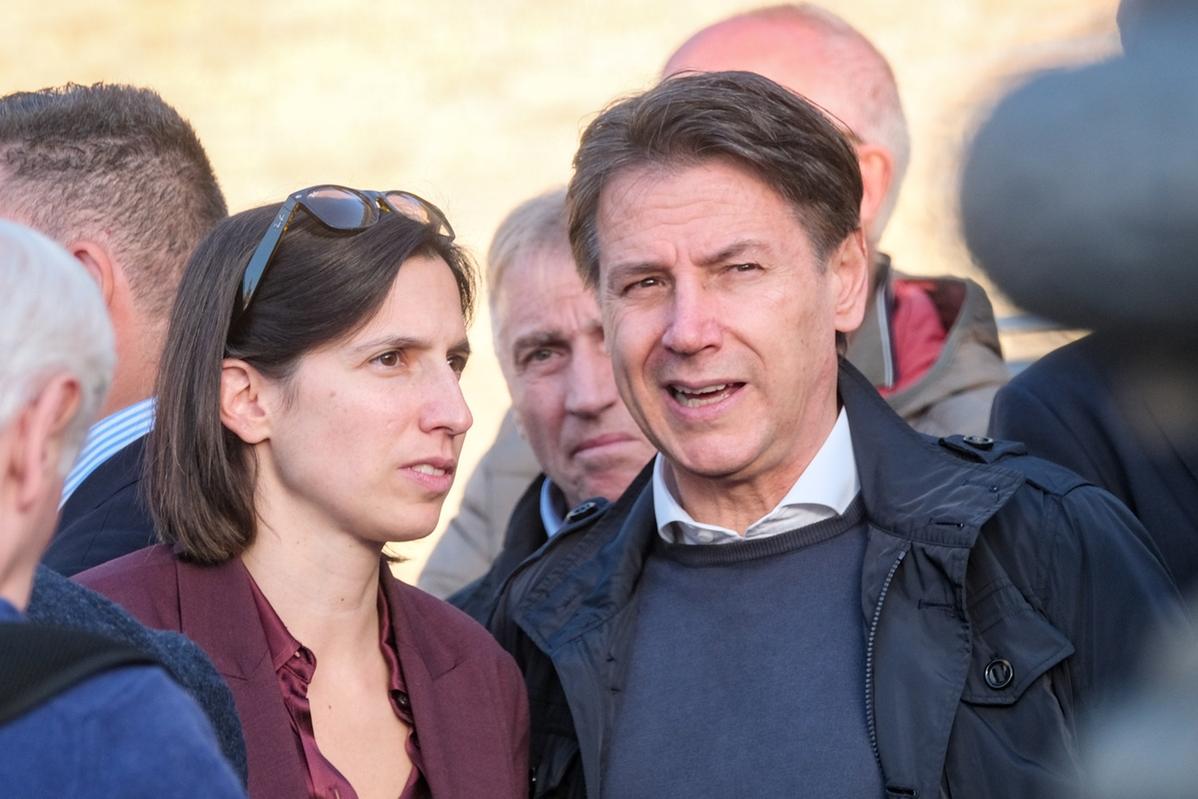 Dopo il voto diviso all’Europarlamento, il Pd potrebbe trovarsi di nuovo spaccato alla Camera sul piano di riarmo europeo. Il M5s di Giuseppe Conte spinge per una mozione comune contro il progetto di Ursula von der Leyen, mettendo in difficoltà la segretaria Elly Schlein.