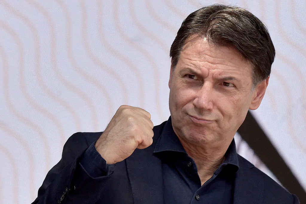 Giorgia Meloni tiene il governo stabile, ma perde consensi tra le classi popolari. Il Partito democratico cresce, mentre il Movimento 5 Stelle arretra.