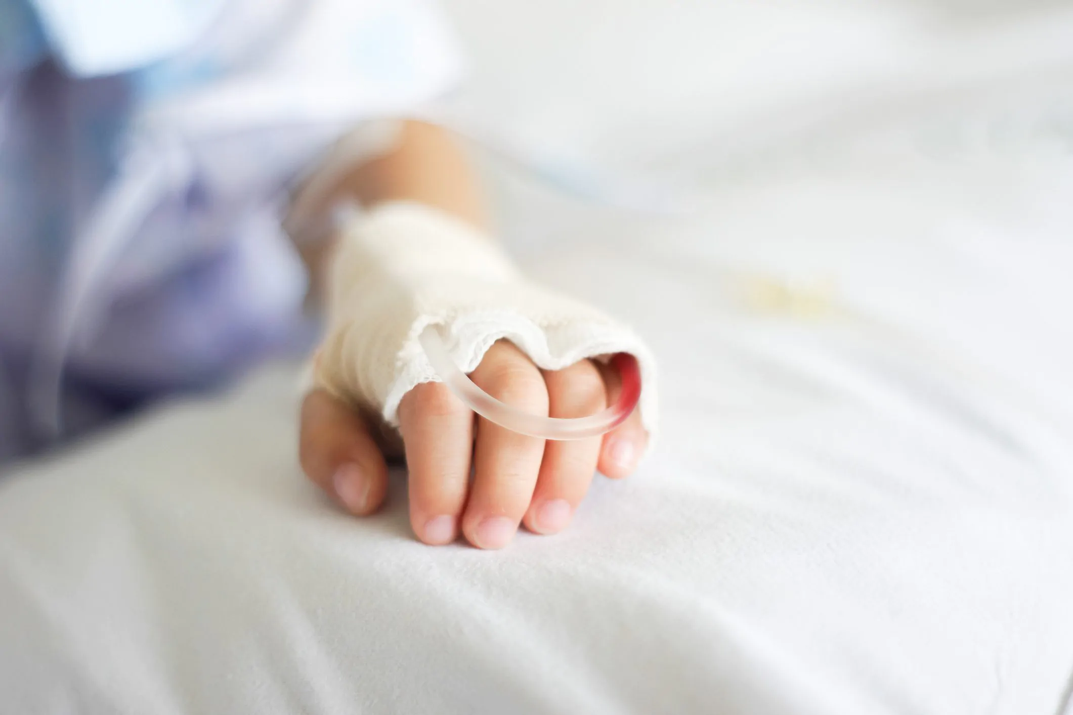 All’ospedale Molinette di Torino, un giovane padre greco ha salvato la vita della figlia di 11 mesi, affetta da una grave cirrosi epatica, donandole parte del suo fegato.