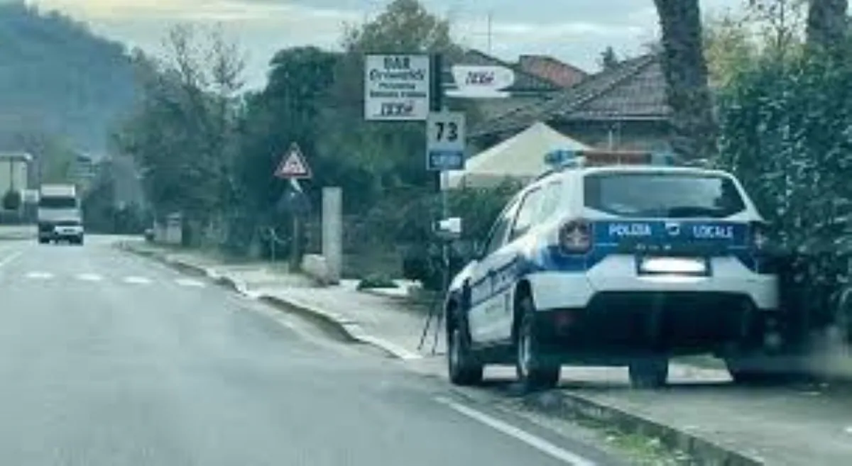 Auto dei vigili in divieto di sosta: multa annullata all’automobilista, decisiva una foto sui social