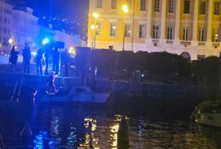 Un irlandese di 41 anni, in vacanza a Trieste, cade in mare durante la proposta di matrimonio. Salvato dai soccorsi, è in buone condizioni.