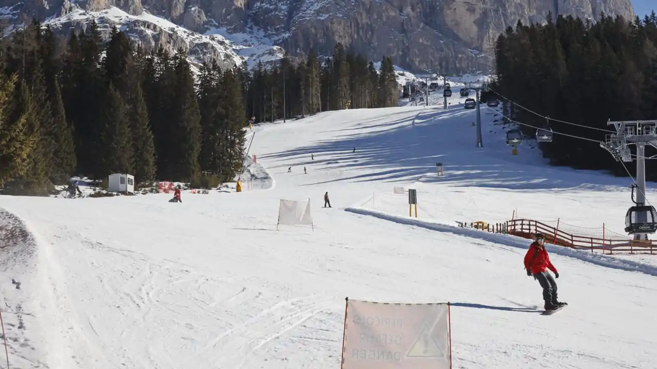 Un uomo croato, rimasto bloccato sulle piste del comprensorio 3Cime sulle Dolomiti dopo aver bevuto troppo, è stato soccorso dai carabinieri e denunciato.