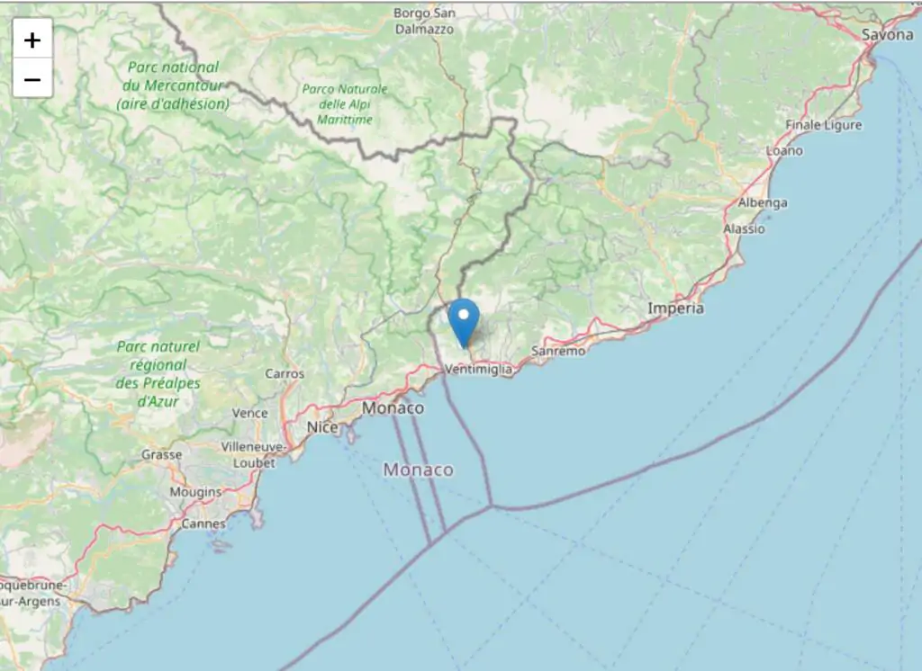 Il sisma, registrato alle 22:22 dall’INGV, ha avuto epicentro in mare aperto a 9 km di profondità. Nessun danno segnalato.