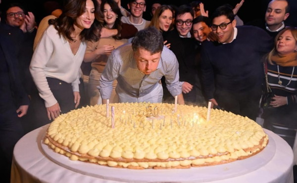 Il leader di Italia Viva celebra il suo compleanno a Firenze, tra progetti politici, un nuovo libro e una battuta velenosa contro Marco Travaglio.