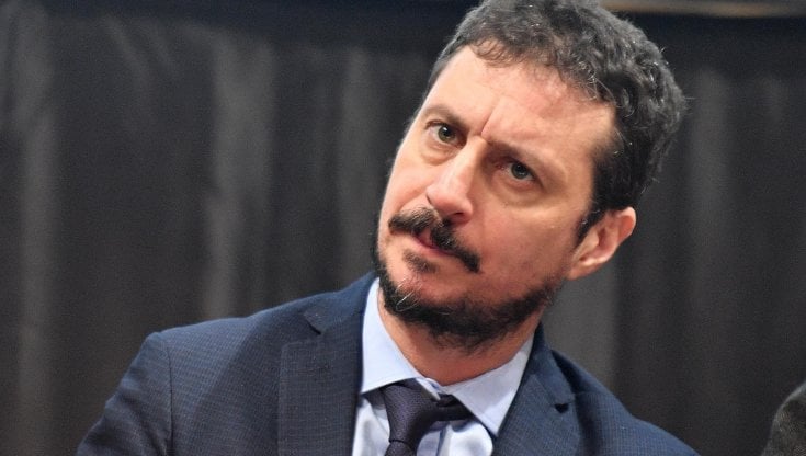 Dure critiche alla leadership di Elly Schlein arrivano dalla cantante Elodie e dal comico Luca Bizzari, simbolo di un malcontento crescente verso il nuovo corso dem.