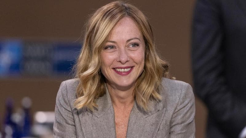 Il governo Meloni mantiene un ampio consenso secondo gli ultimi sondaggi. La fiducia si concentra sulla politica estera e sul posizionamento internazionale dell’Italia.