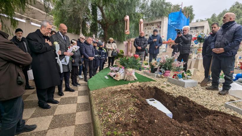 Si sono svolti questa mattina, 18 gennaio, i funerali del neonato morto nella culla termica della chiesa San Giovanni Battista, nel quartiere Poggiofranco di Bari.