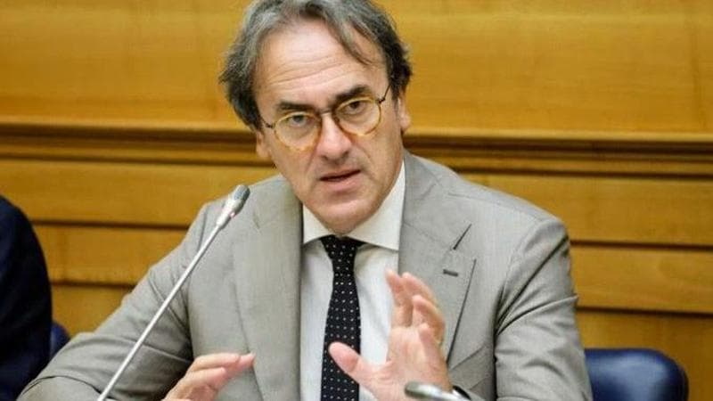 Il leader dei Verdi, Angelo Bonelli, ricorda episodi di bullismo vissuti durante l'infanzia e commenta con ironia le polemiche politiche attuali.