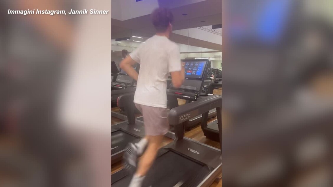 Le immagini di Jannik Sinner impegnato in un allenamento particolare sul tapis roulant durante gli Australian Open hanno fatto il giro dei social, suscitando curiosità.