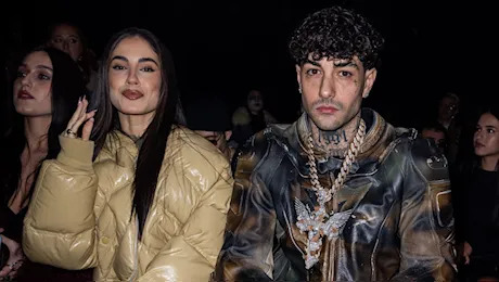 La coppia formata da Tony Effe e Giulia De Lellis si è presentata alla Milano Fashion Week, partecipando per la prima volta come coppia ufficiale a un evento di moda.