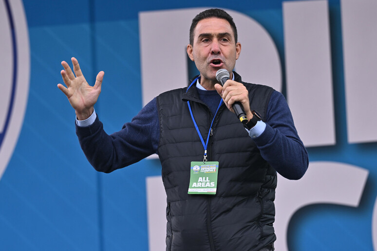 L'europarlamentare della Lega, Roberto Vannacci, critica la strategia occidentale sul conflitto in Ucraina e invita l'Europa a favorire il dialogo.
