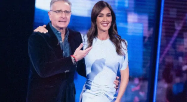 Ospite di Silvia Toffanin, Paolo Bonolis ha raccontato la sua infanzia, la carriera e l’importanza della famiglia, senza sbilanciarsi sull’ex moglie Sonia Bruganelli.
