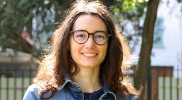 Emma Cadelli, ventenne friulana, è stata trovata senza vita nella sua camera dello studentato a Parigi. Le autorità francesi indagano sulle cause del decesso.