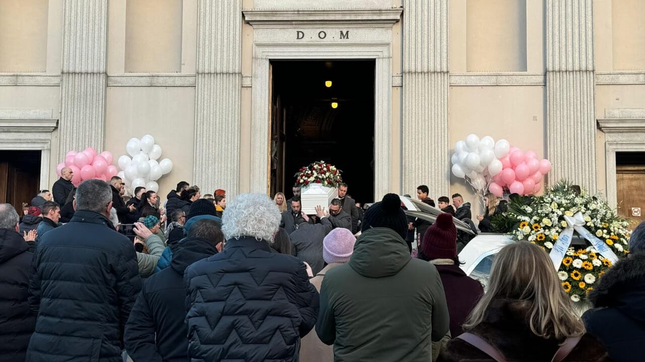 Si sono svolti oggi, 18 gennaio, nella Basilica di San Nicolò a Lecco, i funerali della 13enne morta dopo sei giorni di ricovero in seguito a un incidente stradale.