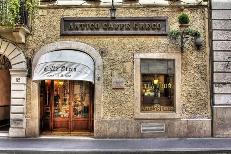 Un panino, un croissant e due caffè: l’esperienza di un avvocato e della sua cliente diventa virale per il conto salatissimo in uno storico locale romano.