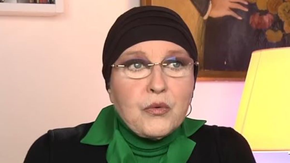 L’attrice, ospite a Verissimo, ha parlato del tumore al pancreas e della difficile scelta tra cure palliative invasive e qualità della vita.