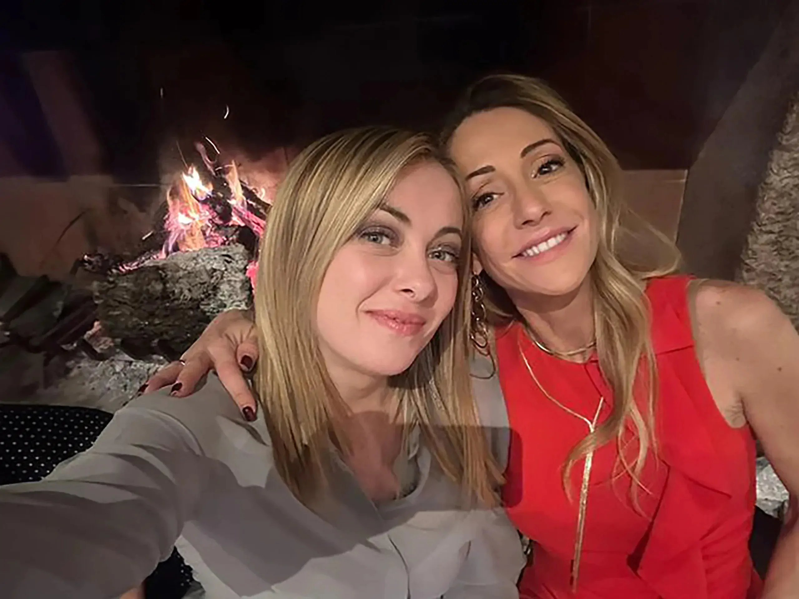 Il direttore editoriale de Il Giornale attacca la magistratura dopo l’avviso di garanzia alla premier. La sorella Arianna Meloni: "Avanti sorella mia, sei il nostro orgoglio!".