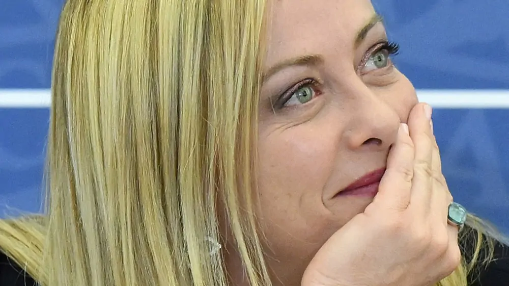 L’ultimo rilevamento conferma la stabilità nei consensi, mentre gli italiani restano spaccati sullo scontro tra governo e magistratura.
