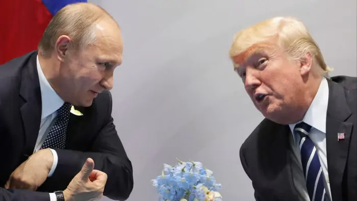 Il presidente russo Vladimir Putin apre a trattative dirette con Donald Trump, ma accusa l'Italia di ostacolare i rapporti con Mosca e di non essere parte del processo di pace.