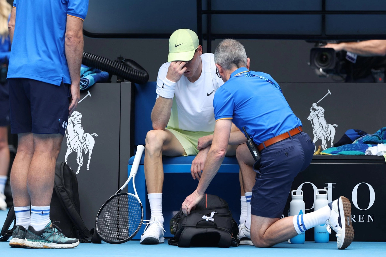Jannik Sinner supera Holger Rune agli ottavi di finale degli Australian Open, nonostante un malore che ha scatenato polemiche e insinuazioni da parte dell’avversario.
