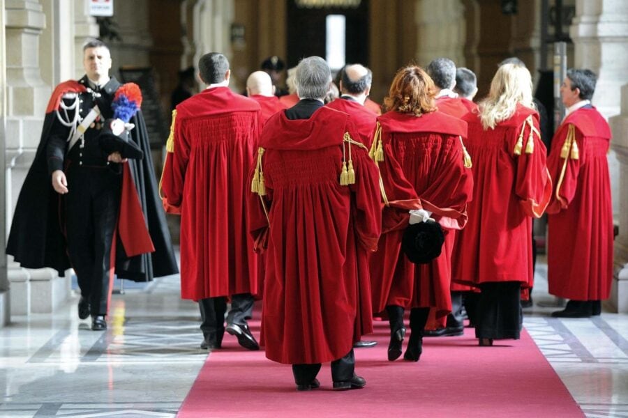 I magistrati torinesi escono in silenzio dall’aula magna durante l’intervento del Ministero della Giustizia, manifestando contro il ddl costituzionale che prevede la separazione delle carriere.