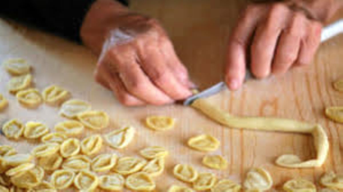 Le pastaie di Bari Vecchia iniziano il corso sulla sicurezza alimentare: “E’ giusto, vogliamo rispettare le regole”