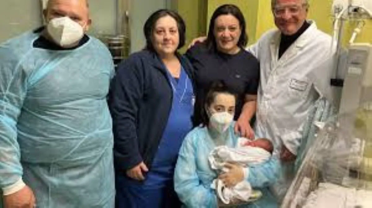Una coppia, lei 47 anni e lui 53 diventano genitori dopo dopo dieci anni di attese e ostacoli: “Si è realizzato un sogno”