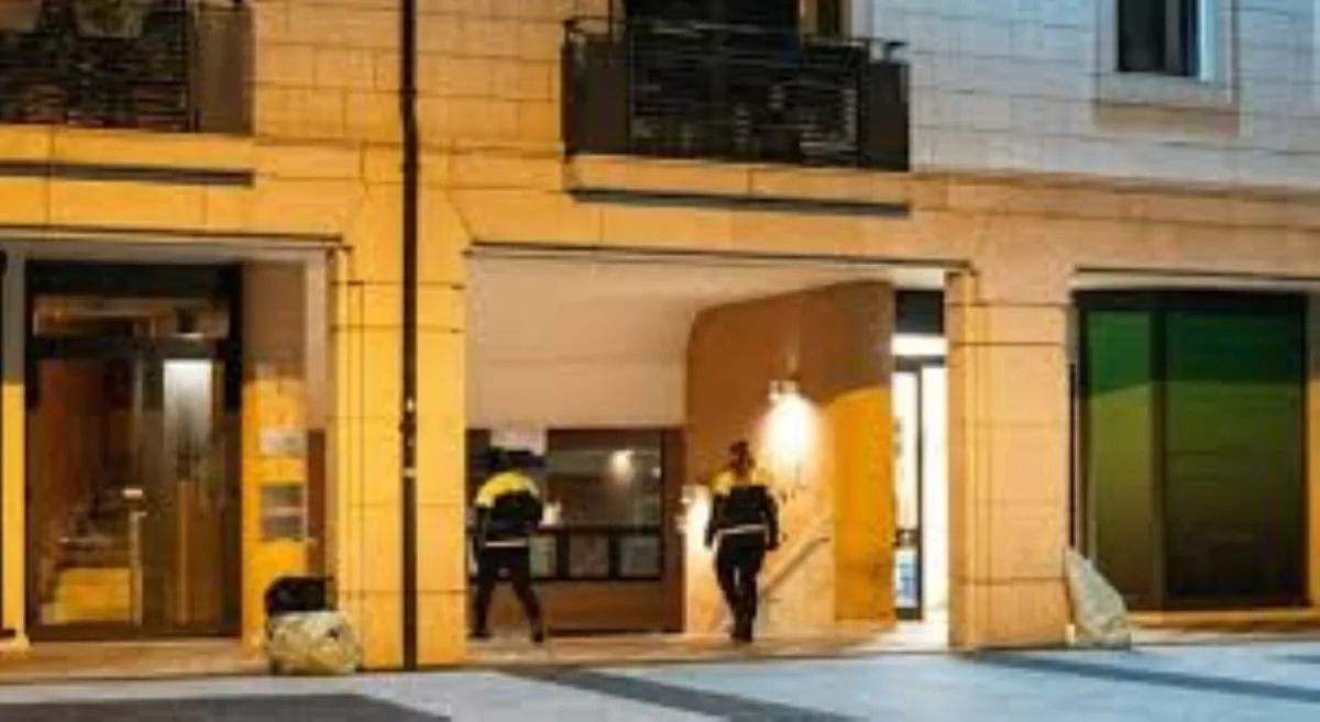 Famiglia con due bambini dorme per strada sotto una grande coperta, dopo il tam tam sui social, arrivano i servizi sociali in loro aiuto