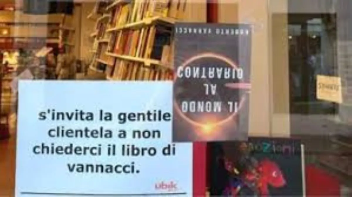 Libraia espone cartello: «Si invita la gentile clientela a non chiederci il libro di Vannacci», minacciata si rivolge ai carabinieri