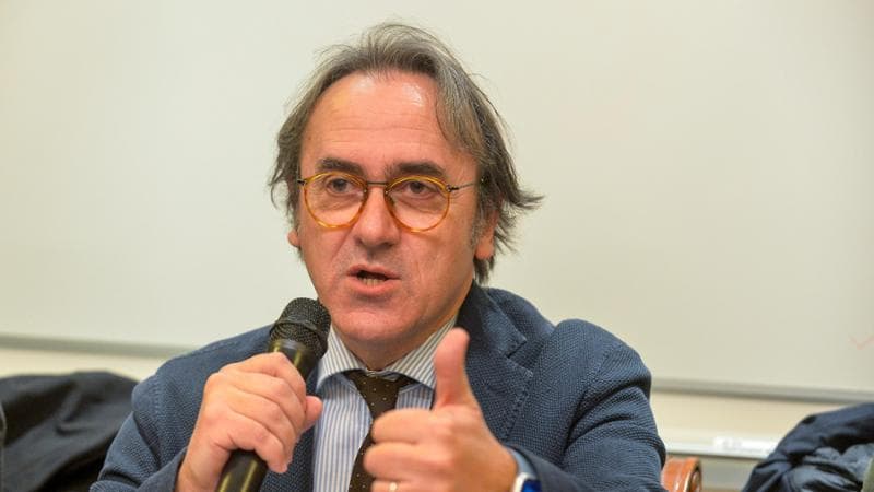 Dal palco di Visione Comune a Napoli, il deputato di AVS, Angelo Bonelli, critica duramente il governo Meloni, accusandolo di minare la democrazia e di allinearsi alla destra globale.