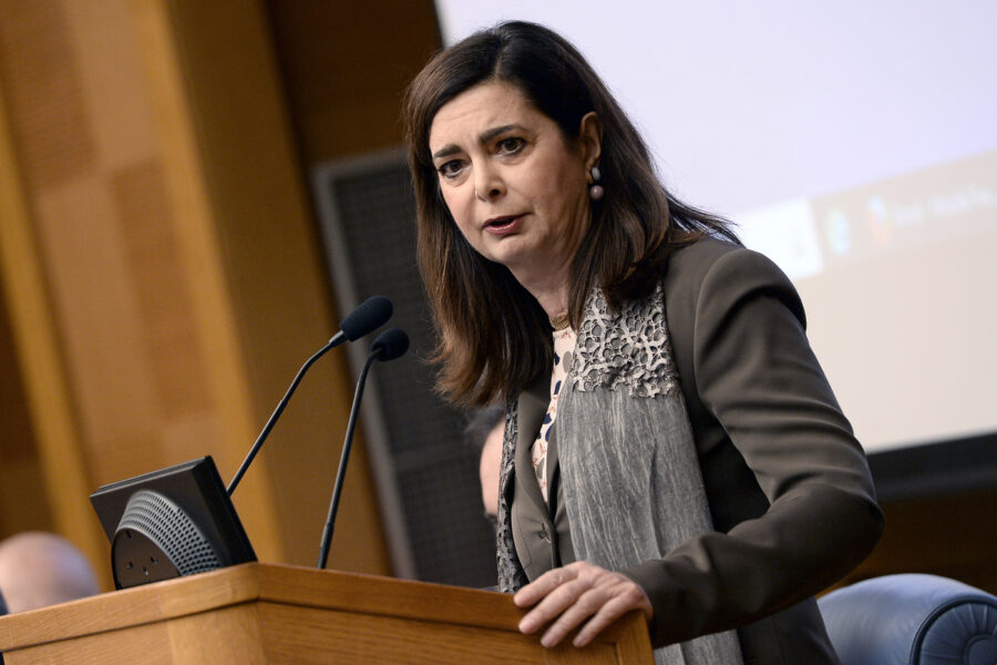 L’ex presidente della Camera Laura Boldrini attacca duramente l’accordo tra Italia e Albania per la gestione dei migranti, definendolo un “fallimento” della presidente del Consiglio Giorgia Meloni. Ma le sue dichiarazioni su un presunto “sequestro di persona” da parte della Marina sollevano polemiche.